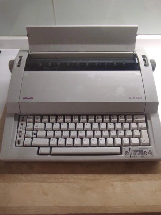 2 Máquinas de escribir Adlér Gabriele 12 Y olivett