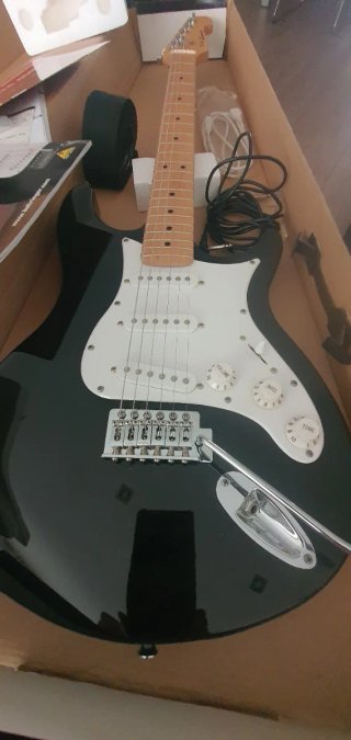 Guitarra Behringer iAXE624 USB + Amplificador 25w