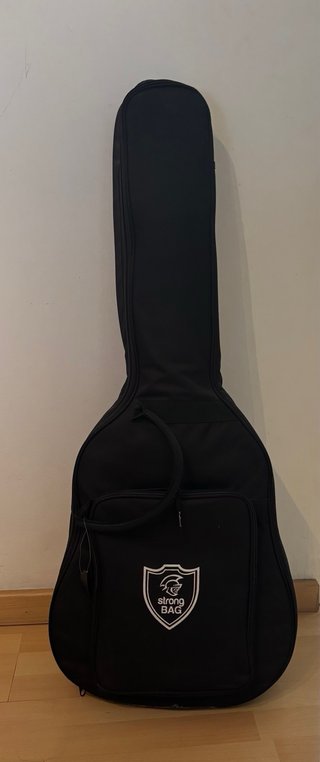 guitarra española con funda