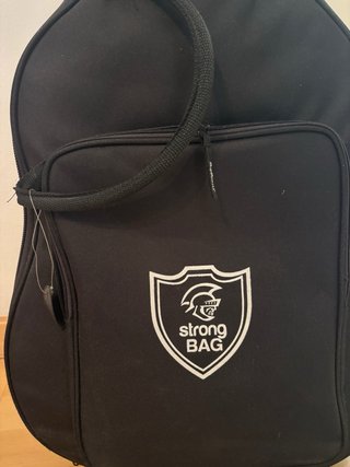 guitarra española con funda
