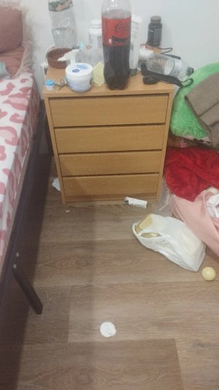 Cajonera espaciosa de madera