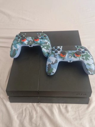 PS4 (PlayStation 4) con 3 Mandos