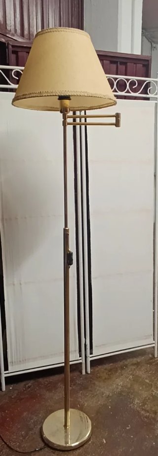 Lámpara de pie beige y dorada