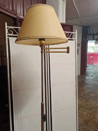 Lámpara de pie beige y dorada
