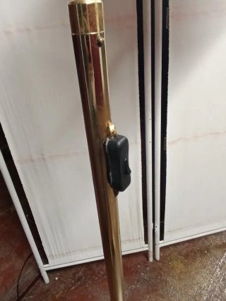 Lámpara de pie beige y dorada