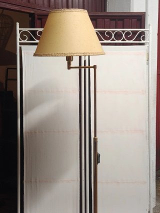 Lámpara de pie beige y dorada
