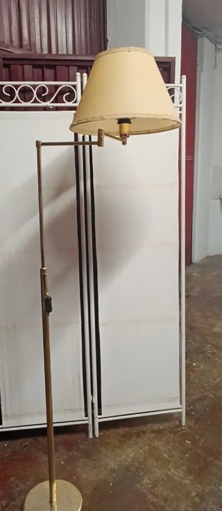 Lámpara de pie beige y dorada