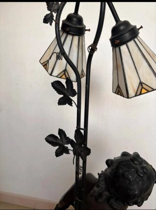 Lampada da terra con figura di bambino