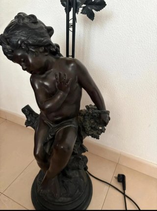 Lampada da terra con figura di bambino