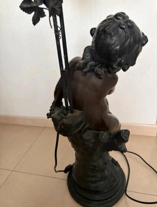 Lampada da terra con figura di bambino