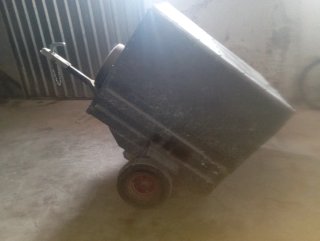 Remolque pequeño metálico