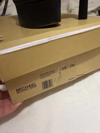 Zapatos de tacón Michael Kors negros y dorados