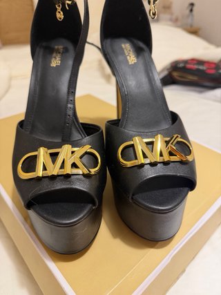 Zapatos de tacón Michael Kors negros y dorados