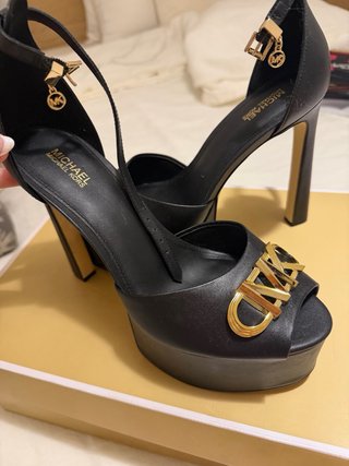 Zapatos de tacón Michael Kors negros y dorados