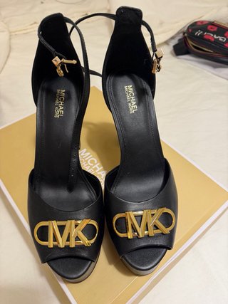 Zapatos de tacón Michael Kors negros y dorados