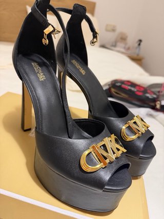 Zapatos de tacón Michael Kors negros y dorados
