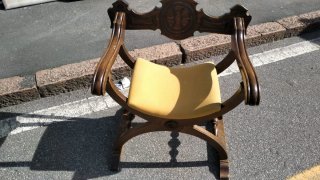 Poltrona in legno con seduta gialla