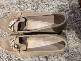 Mocasines beige y grises con detalle de cadena