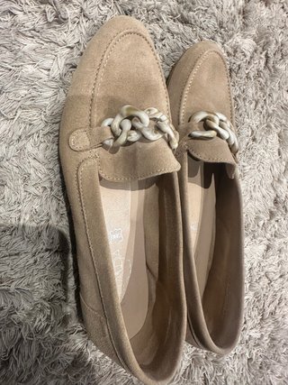 Mocasines beige y grises con detalle de cadena