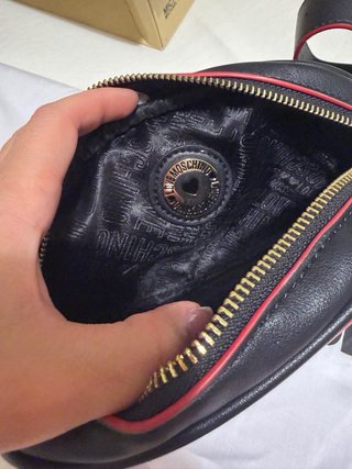 Riñonera Love Moschino Negra y Roja