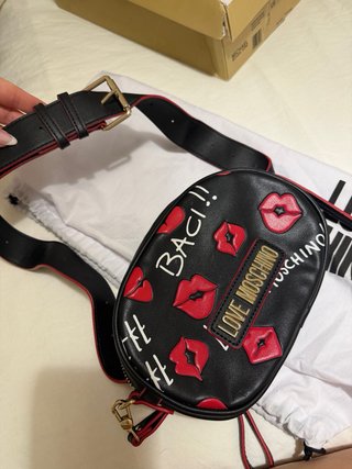 Riñonera Love Moschino Negra y Roja