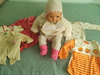 Muñeco bebé con ropa y accesorios