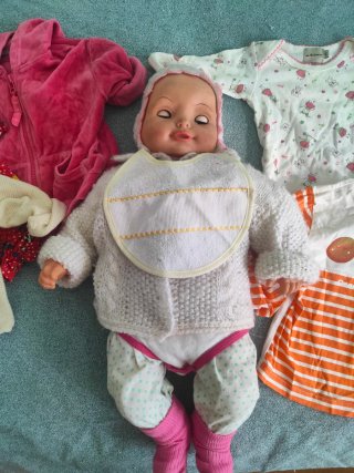 Muñeco bebé con ropa y accesorios