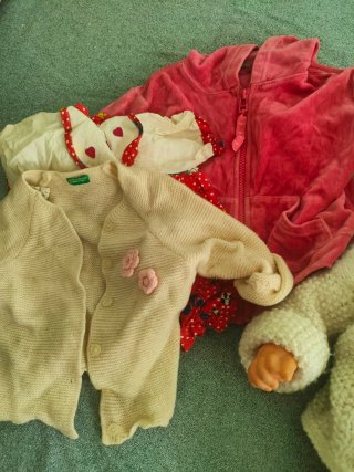 Muñeco bebé con ropa y accesorios
