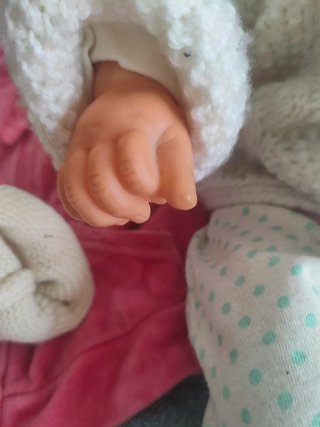 Muñeco bebé con ropa y accesorios