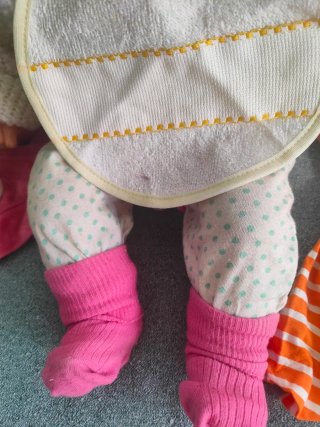 Muñeco bebé con ropa y accesorios