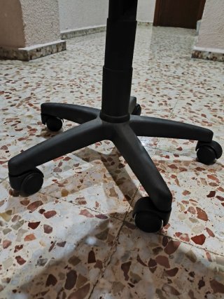 Estructura con ruedas para silla de escritorio
