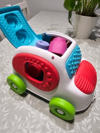 Coche de juguete con bloques apilables