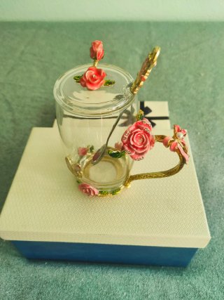 Taza de cristal con rosas y mariposa
