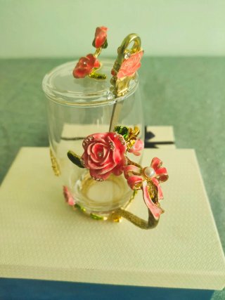 Taza de cristal con rosas y mariposa