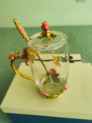Taza de cristal con rosas y mariposa