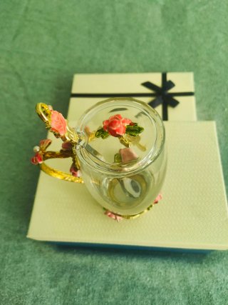 Taza de cristal con rosas y mariposa