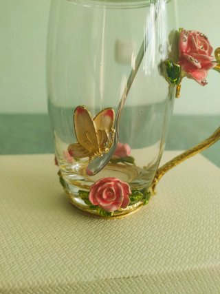 Taza de cristal con rosas y mariposa
