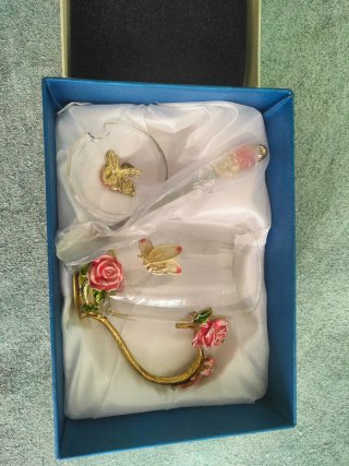 Taza de cristal con rosas y mariposa
