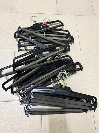 Lote de perchas de plástico negras