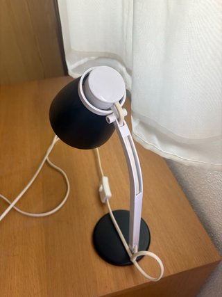 Lampada da tavolo nera e bianca