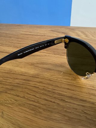 Gafas de sol Ray-Ban negras y doradas