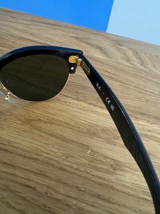 Gafas de sol Ray-Ban negras y doradas