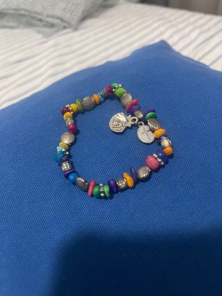Pulsera Multicolor con Dijes Plateados