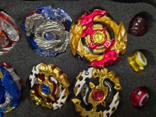 Peonzas Beyblade y Caja Transportadora