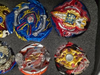 Peonzas Beyblade y Caja Transportadora
