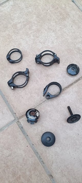 Tapón y abrazaderas para bicicleta