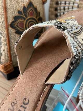 Sandalias planas Alma en Pena pedrería talla 38