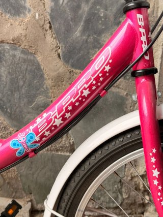 Bicicleta infantil rosa con cesta