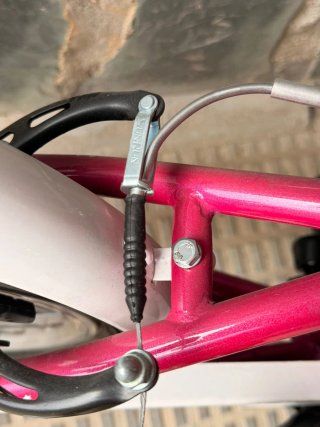 Bicicleta infantil rosa con cesta