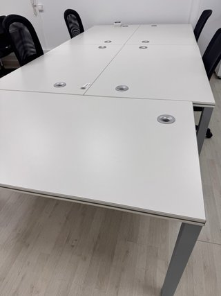 Mesa de oficina modular blanca y gris